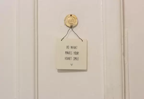 Ein Schild an der Tür