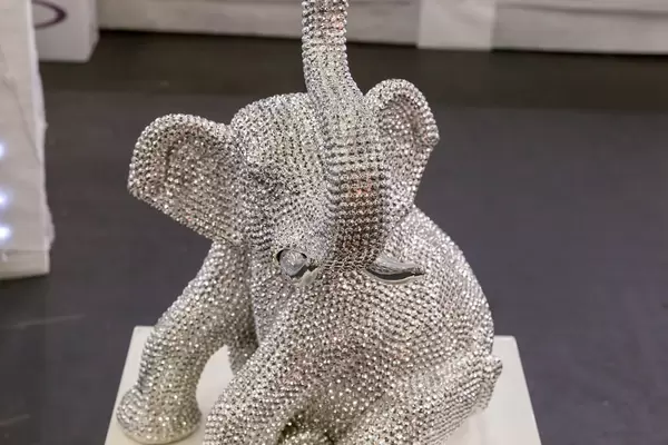 Ein schimmernder Elephant als Deko - IAW Köln 2018