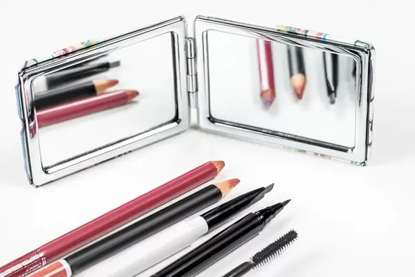 Ein Schminkset widerspiegelt sich im Spiegel. Der Begriff von Make-Up