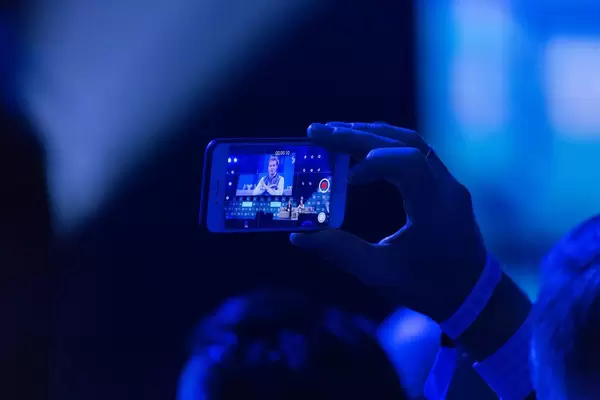 Ein Schnappschuss von Nico Rosberg mit Smartphone