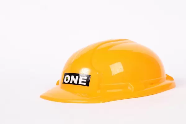 Ein Schutzhelm in gelb auf weißem Hintergrund