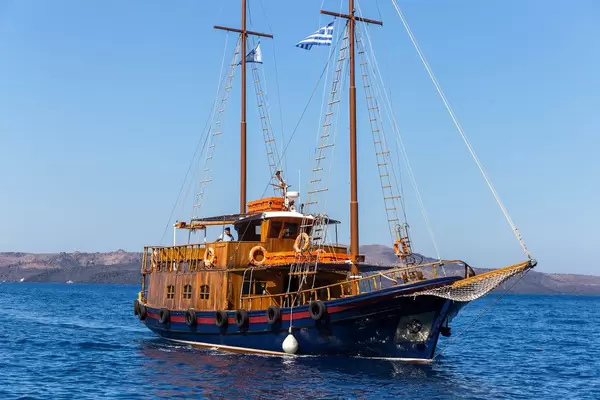Ein Segelboot mit griechischen Flagge auf Santorin