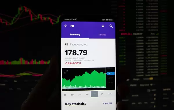 Ein Smartphone zeigt den Facebook Marktwert