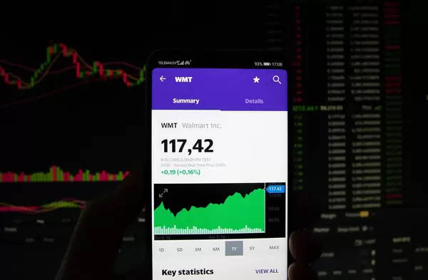 Ein Smartphone zeigt den Walmart Marktwert