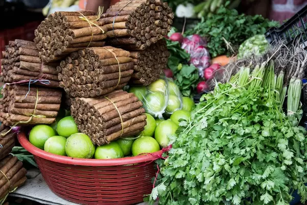 Ein Stand auf dem Markt der Zigarren, Äpfeln und Petersilie verkauft