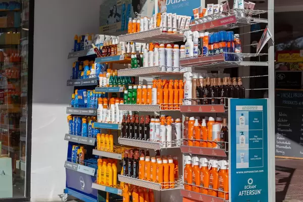 Ein Stand mit verschiedenen Sonnenschutzcremes auf Mallorca