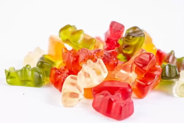 Ein Stapel leuchtender Gummibärchen auf weißer Oberfläche