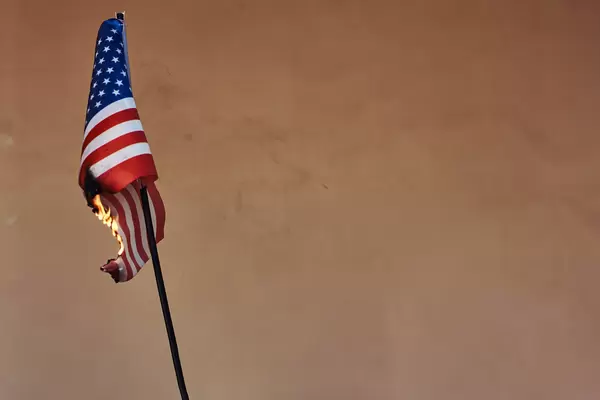 Ein Sternenbanner wird verbrannt. Trump erkennt Joe Bidens Wahlsieg nicht an