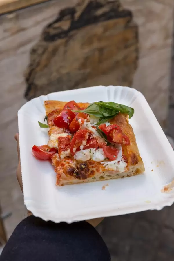 Ein Stück frische italienische Pizza auf dem Markt in Rom