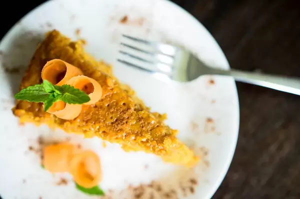 Ein Stück Karottenkuchen aus der Vogelperspektive