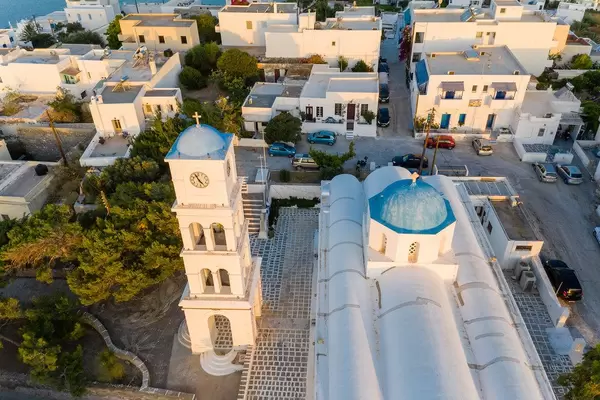 Ein Symbol von Milos: die Kirche von Agios Charalambos mit der blauen Kuppel. Luftbild