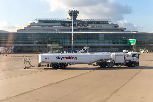 Ein Tanklastwagen von Skytanking vor dem Terminal von Köln Bonn Airport Konrad Adenauer