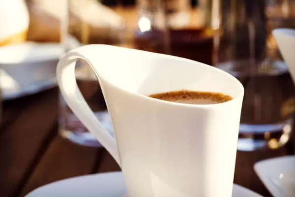 Ein Tasse Kaffee mit geschwungenem Henkel