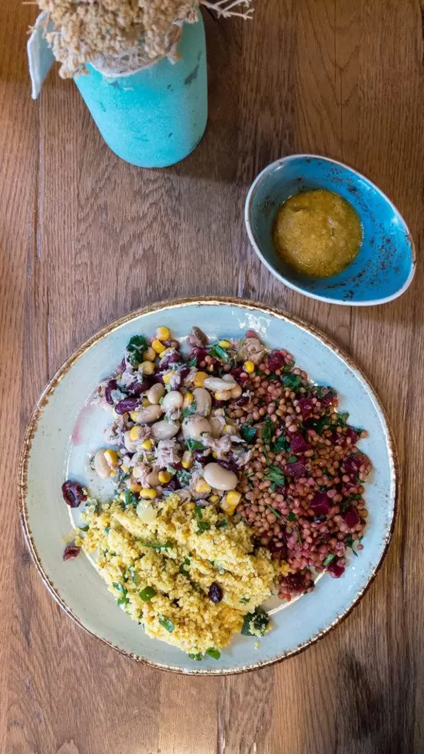 Ein Teller voll veganer Gesundheit - Couscous mit Linsen und roter Beete und Salat aus weißem Bohnen mit Mais und Thunfisch