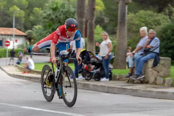 Ein Triathlet schwingt sich auf einem Bein auf das Fahrrad
