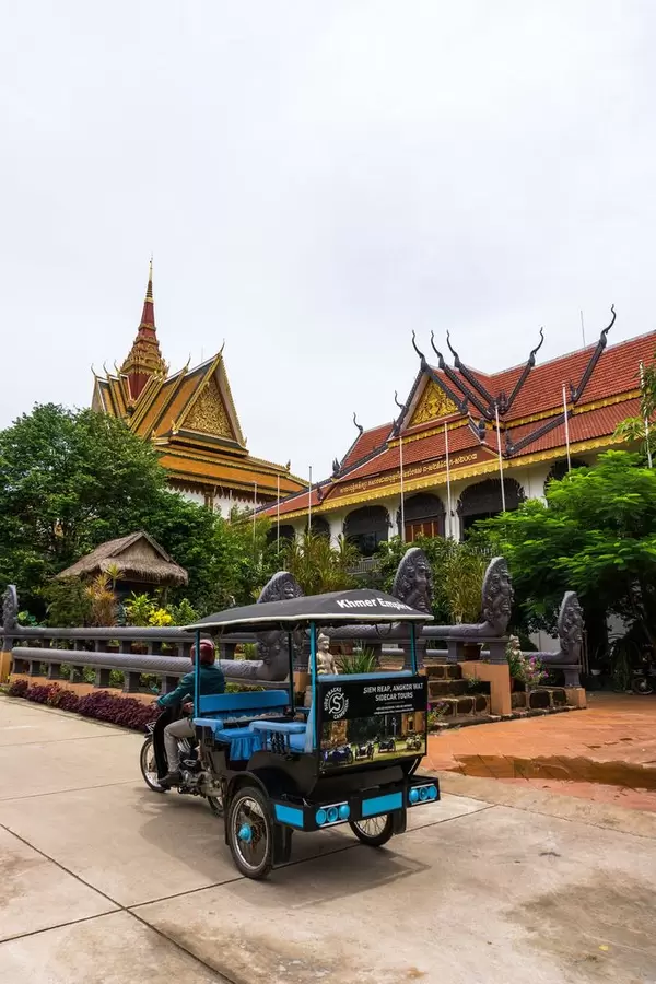 Ein Tuk Tuk vor dem Preah Prom Rath Tempel in Siem Reap