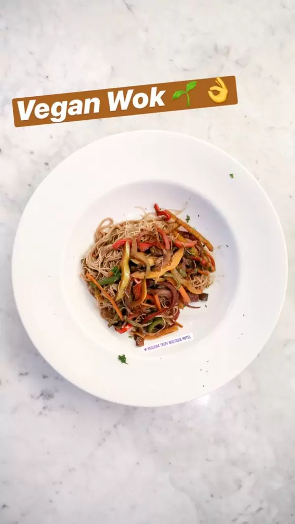 Ein Veganes Wok Nudel-Gericht in einem weißen Teller des Paguera Treff Boutique Hotels