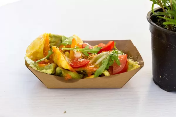 Ein vegetarischer Snack in Pappschale