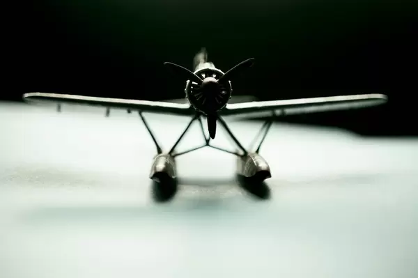 Ein Wasserflugzeug als Spielzeug  - Frontansicht