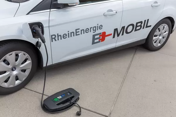 Ein weißes Elektroauto von Ford wird durch ein TankE Gerät für Elektrofahrzeugen geladen