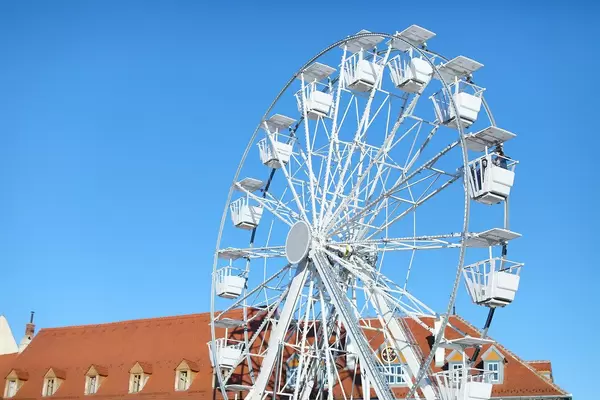 Ein weißes Riesenrad an einem sonnigen Tag