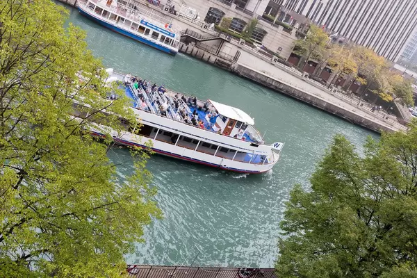 Ein Wendella Sightseeing-Schiff