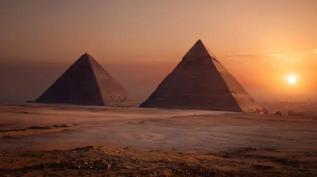 Eindrucksvolle Pyramiden von Gizeh bei Sonnenuntergang