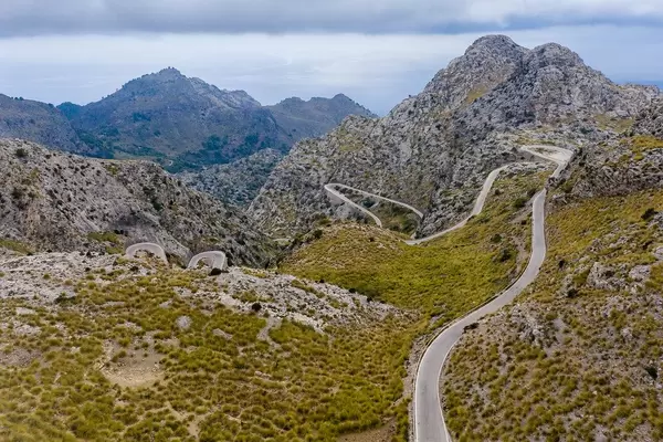 Eine der berühmtesten Serpentinenstraßen der Welt: Carretera de Sa Calobra, Mallorca, Luftaufnahme