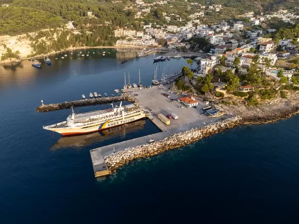 Eine Fähre von Anes Ferries am Fährhafen Patitiri. Drohnenaufnahme am frühen Morgen