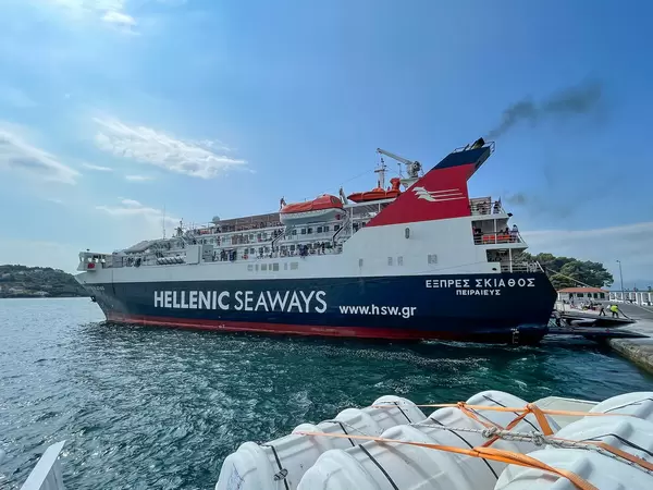 Eine Fähre von Hellenic Seaways am Hafen vom griechischen Insel Skiathos