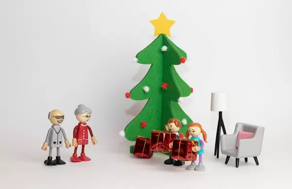 Eine Familie feiert Weihnachten - Holzfiguren mit einem Weihnachtsbaum