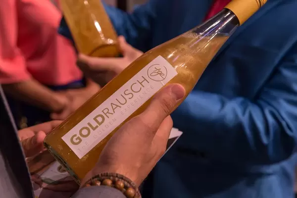 Eine Flasche Goldwasser Goldrausch