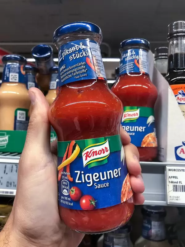 Eine Flasche Knorr Zigeunersauce. Nach Rassismus-Debatte bekommt die Sauce einen neuen Namen