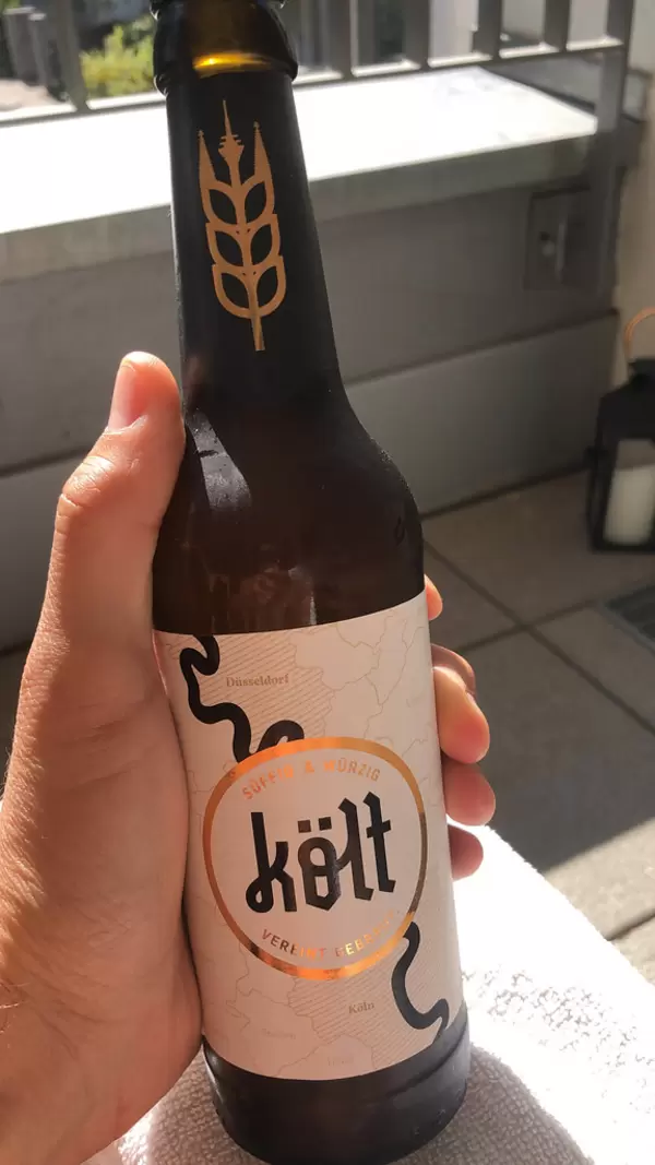 Eine Flasche von Költ Bier in der Hand: im Rheinland nach kölscher Art gebraut