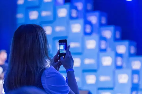 Eine Frau schießt ein Foto mit Smartphone
