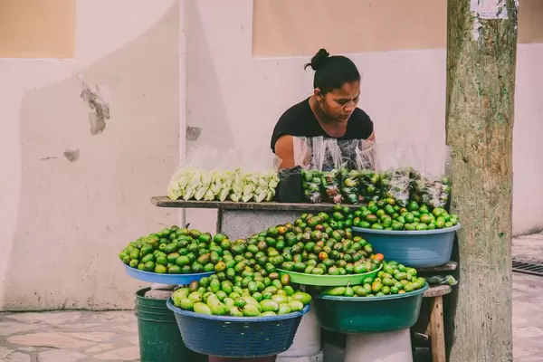 Eine Frau verkauft Spondias und Mangos auf der Straße in Honduras
