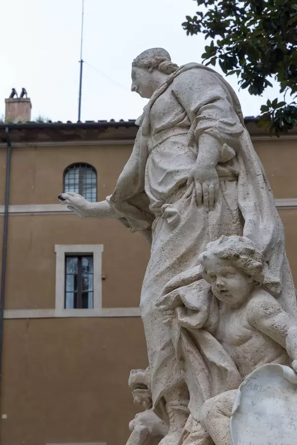 Eine Frauen und eine Kinder Statue am Palazzo di Venezia in Rom