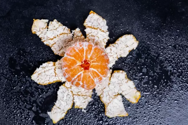 Eine frische saftige Mandarine auf schwarzem Hintergrund