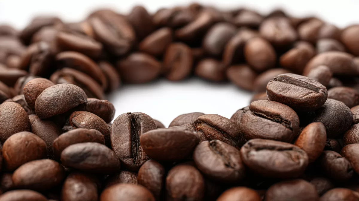 Eine Fülle gerösteter Kaffeebohnen