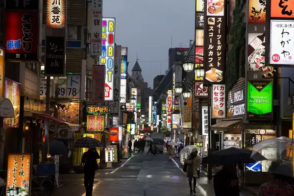 Eine Fußgängerzone in Chiyoda, Tokyo
