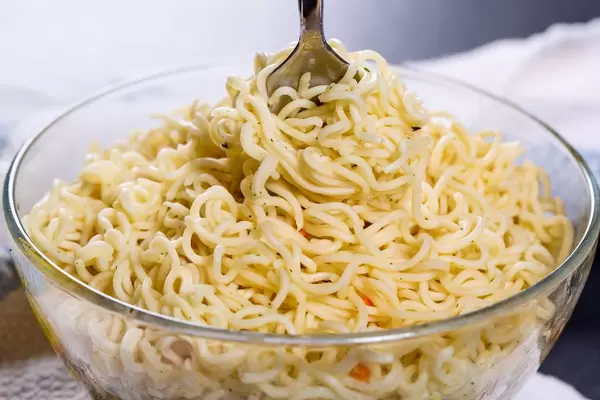 Eine Gabel in einer Schüssel Ramen-Nudeln wickelt die Nudeln auf