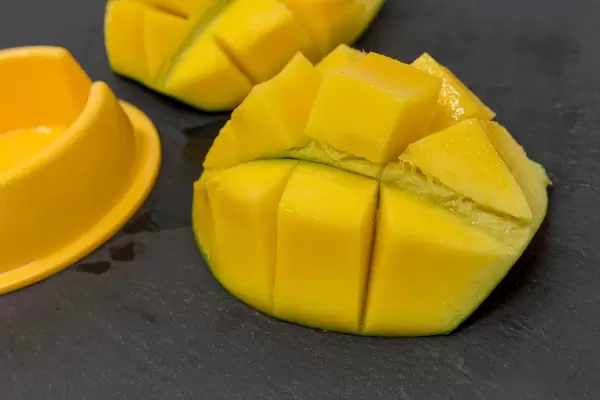 Eine gewürfelte Mangohälfte