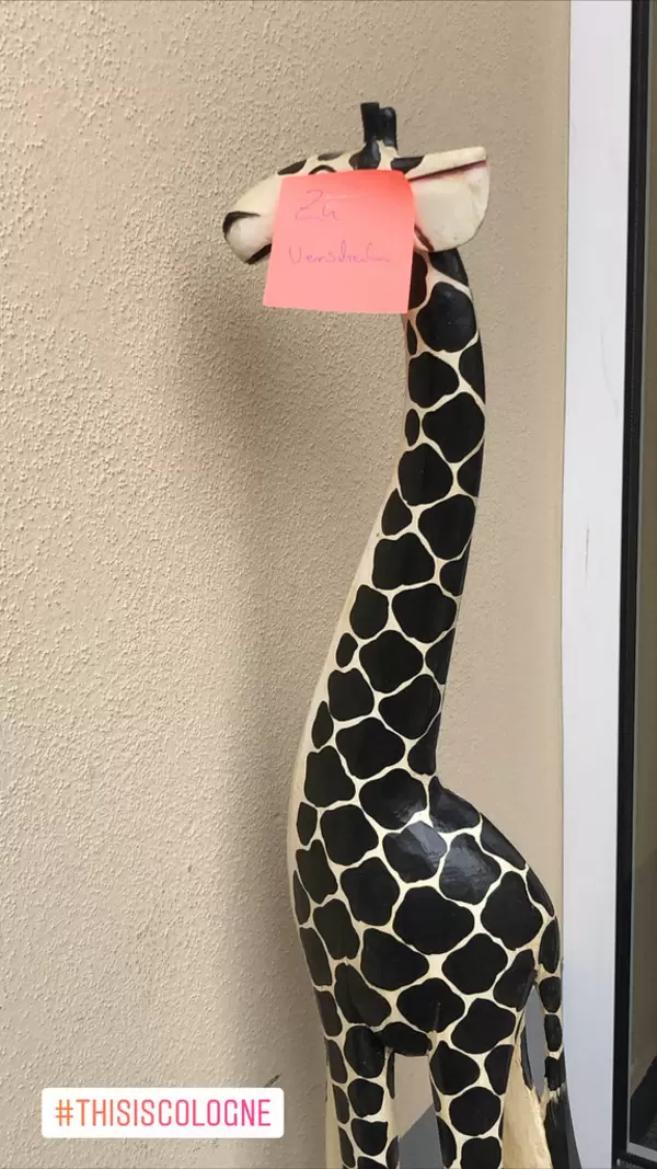 Eine Giraffe zu verschenken: große Tierfigur kostenfrei abzugeben in Köln