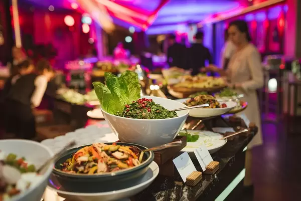 Eine große Auswahl am Buffet mit Salat im Hotel