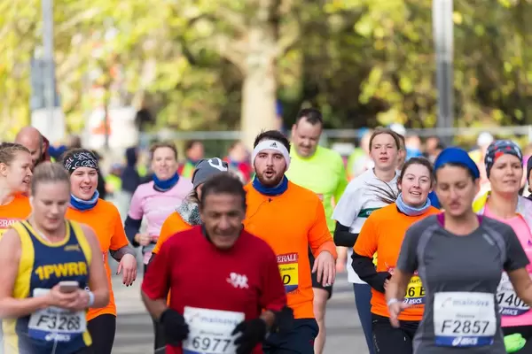 Eine große Gruppe von Läufern auf ihrem Weg zum Ziel - Frankfurt Marathon 2017