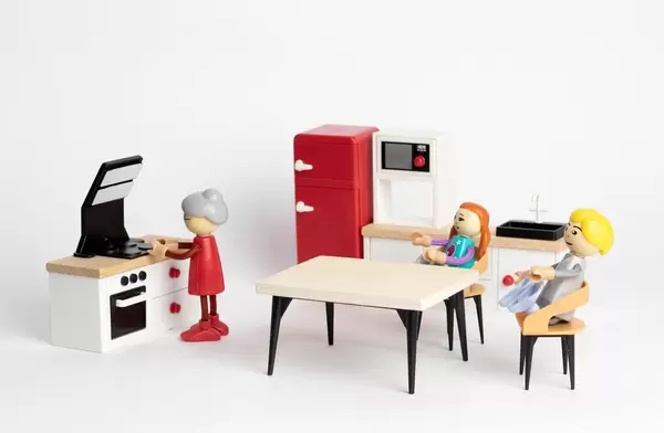 Eine Großmutter bekocht ihre Enkel  - Modelfiguren