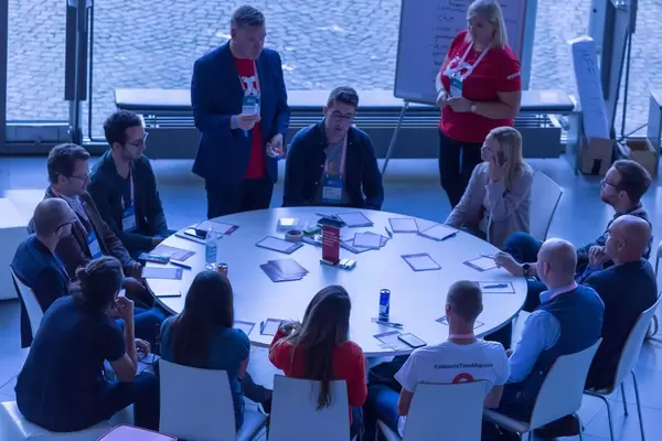 Eine Gruppe junger Unternehmer arbeiten an einem Projekt an rundem Tisch