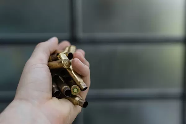Eine handvoll leerer Patronenhülsen