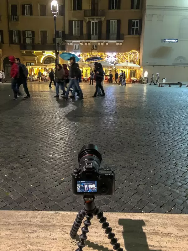 Eine Kamera auf einem Stativ macht ein Foto von der Mimi e Coco Wine bar in Rom, Italien