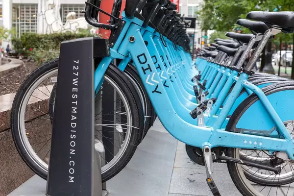 Eine komplette Reihe von blauen Divvy Leihfahrrädern bei einer von den vielen Bikesharing-Stationen in Downtown Chicago